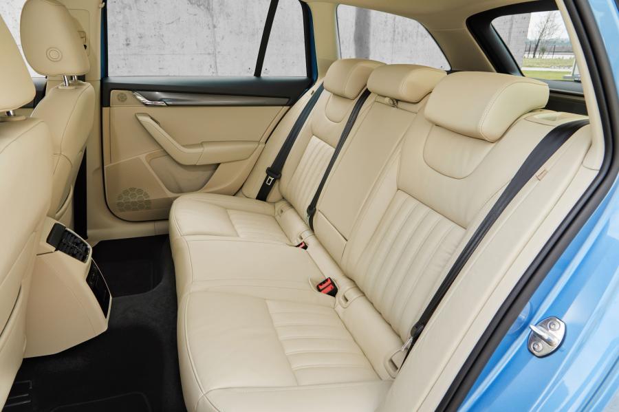 Интерьер Skoda Octavia Combi (5E) 2017 года  (WW) (фото 11 из 20)